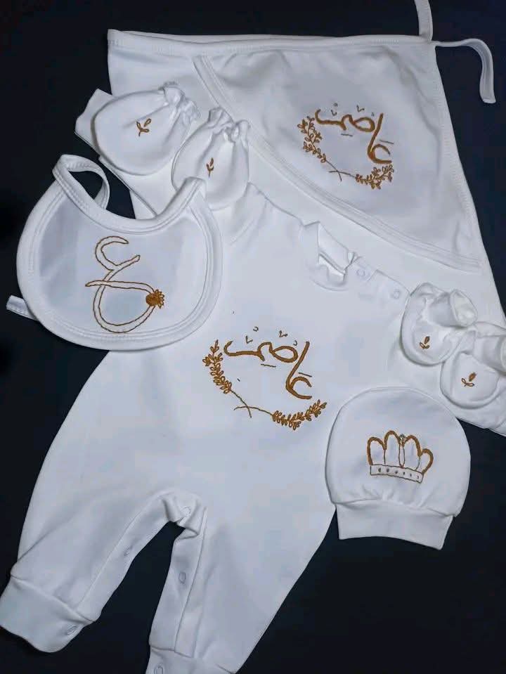 طقم سبوع مطرز باسم البيبى