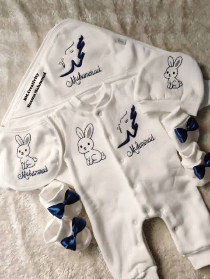 طقم سبوع مطرز باسم البيبى