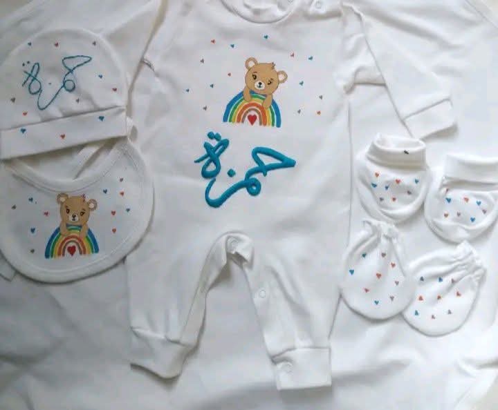 طقم سبوع مطرز باسم البيبى