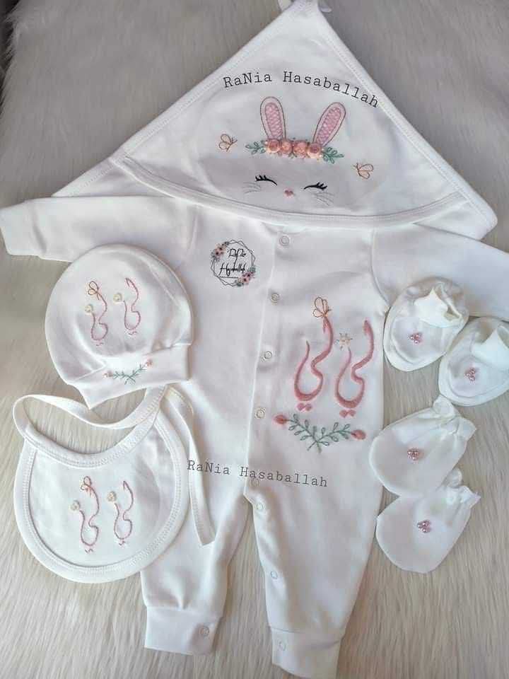 طقم سبوع مطرز باسم البيبى