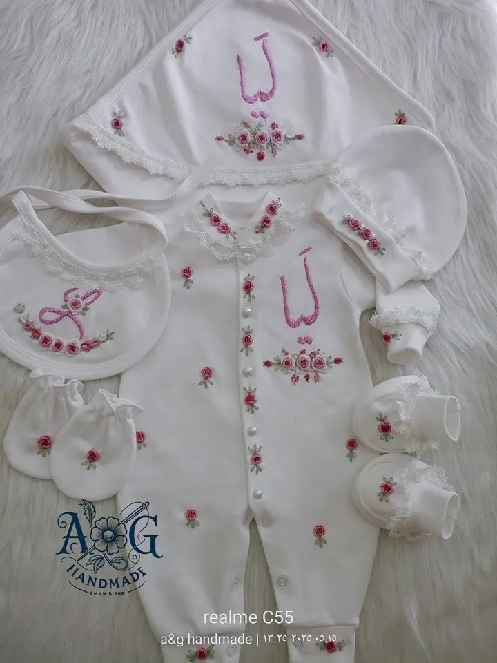 طقم سبوع مطرز باسم البيبى