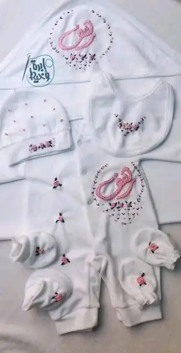 طقم سبوع مطرز باسم البيبى